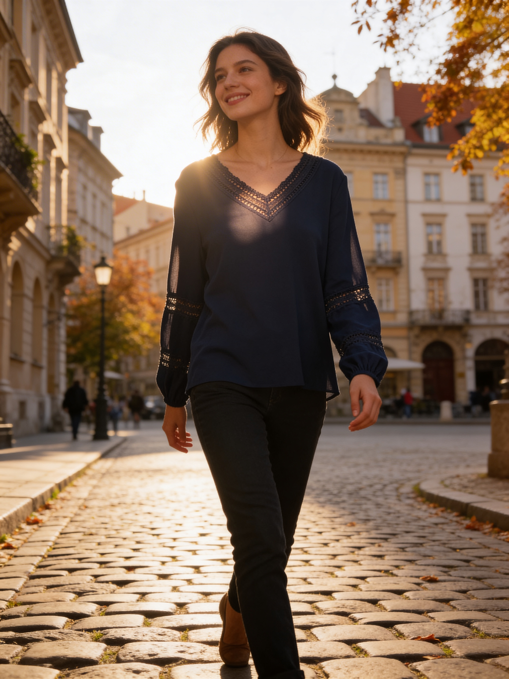 Blouse bleu marine à col V dentelle